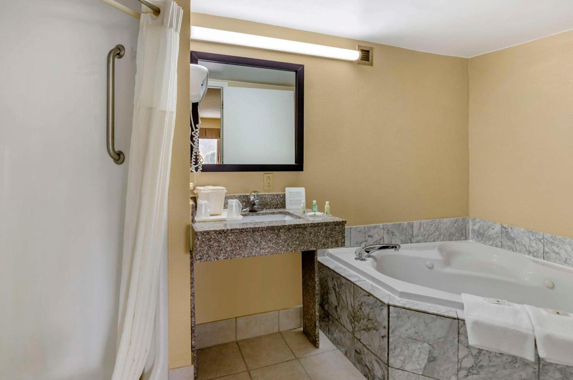 Quality Inn Hillsville Exteriör bild